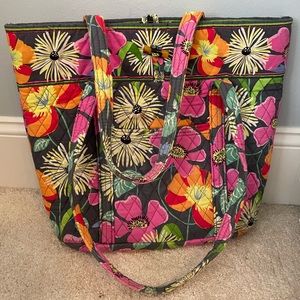 Vera Bradley Shoulder Bag. In great condition, rarely used.